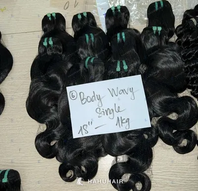 Волнистые трессы Body Wavy чёрного цвета на столе с рукописными подписями длины и градации