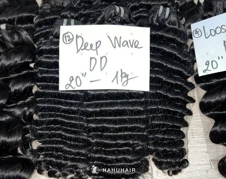Трессы Deep Wave чёрного цвета на столе с рукописными подписями длины и градации