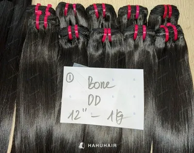 Трессы Bone Straight натурального чёрного цвета на столе с рукописными подписями длины и градации